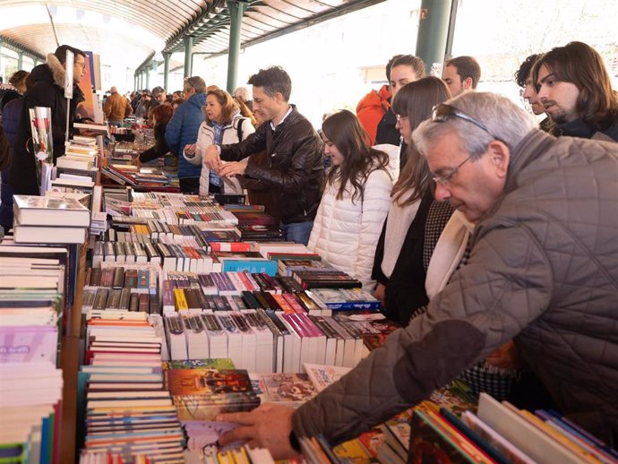 Joël Dicker, Eduardo Mendoza y Fernando Aramburu lideran las ventas del Día del Libro en Valladolid .