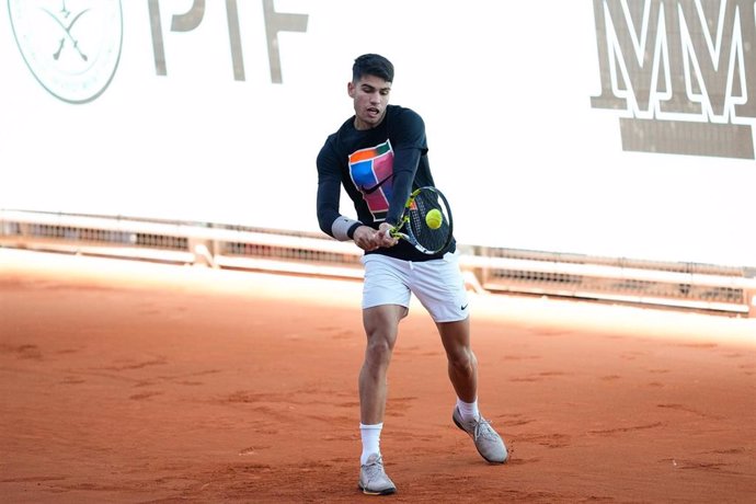 Carlos Alcaraz golpea una bola durante un entrenamiento en la Caja Mágica de Madrid