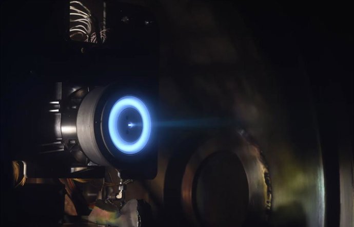 Modelo de ingeniería Northrop Grumman NGHT-1X Propulsor de efecto Hall funcionando en la instalación de vacío 8 del Centro de Investigación Glenn.