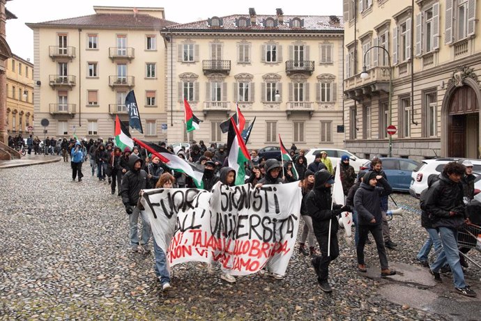 23 April 2024, Italy, Turin: Pro-Palestine students take part in the "Zionists out of the University" march against the conference organized by the Polytechnic in the presence of Antonio Tajani, Anna Maria Bernini, the leadership of the Maeci announcement