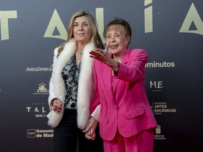 La actriz Gemma Cuervo (d) y su hija Natalia posan durante la alfombra roja de los Premios Talía 2024