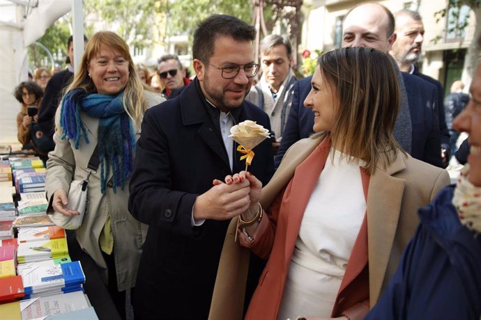 El presidente de la Generalitat y candidato de ERC a la reelección, Pere Aragonès, entrega una rosa de papel a su mujer en la Diada de Sant Jordi