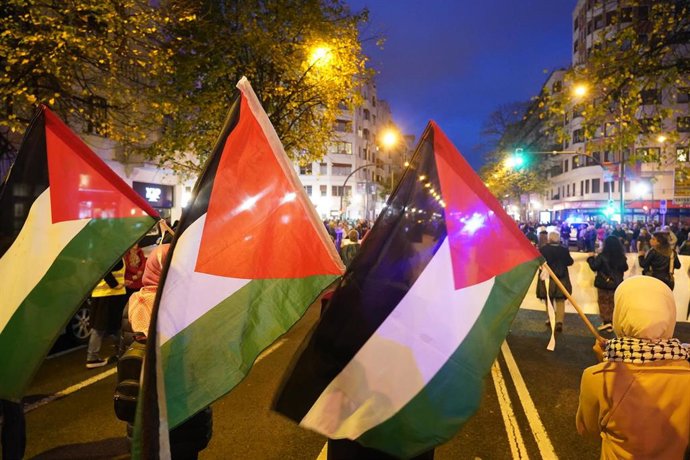Archivo - Banderas palestinas durante una manifestación en Bilbao