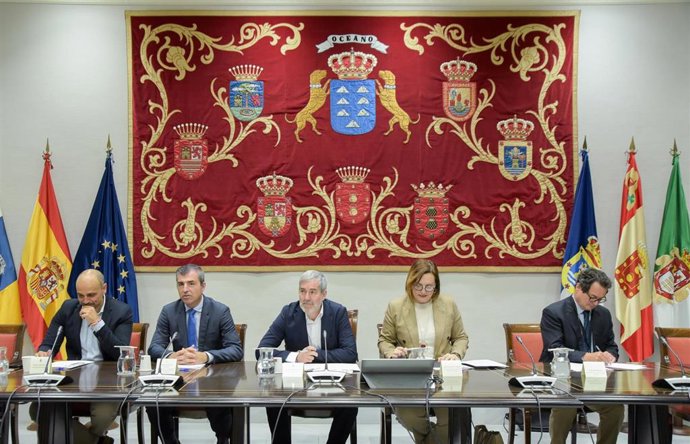 El vicepresidente de Canarias, Manuel Domínguez, el presidente de Canarias, Fernando Clavijo, y la consejera de Bienestar Social, Candelaria Delgado, en una reunión con los grupos parlamentarios para abordar la reforma sobre menores migrantes