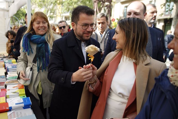 El president de la Generalitat i candidat d'ERC a la reelecció, Pere Aragonès, regala una rosa de paper a la seva dona.