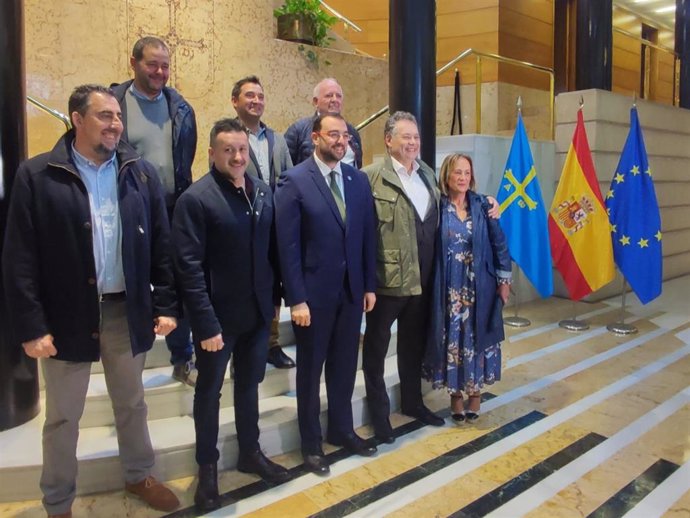 El presidente del Principado de Asturias, Adrián Barbón, recibe al secretario general de UGT de Asturias, Javier Fernández Lanero, junto a los galardonados por el sindicato con motivo del 1º de mayo