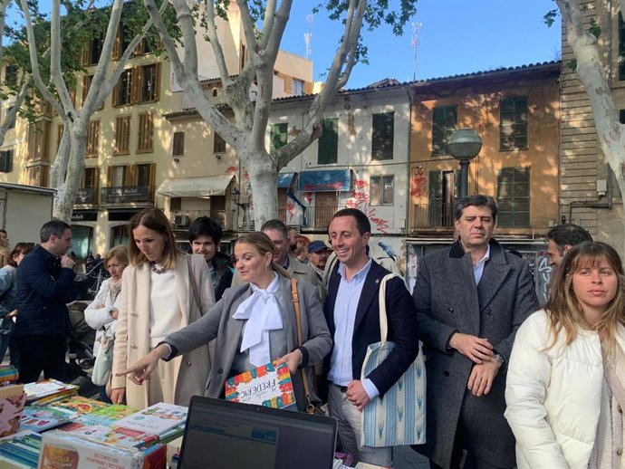 La presidenta del Govern, Marga Prohens, el conseller de Turismo, Cultura y Deportes, Jaume Bauzà, el presidente del Consell de Mallorca, Llorenç Galmés, y la consellera insular de Cultura y Patrimonio, Antònia Roca, visitan los puestos por Sant Jordi