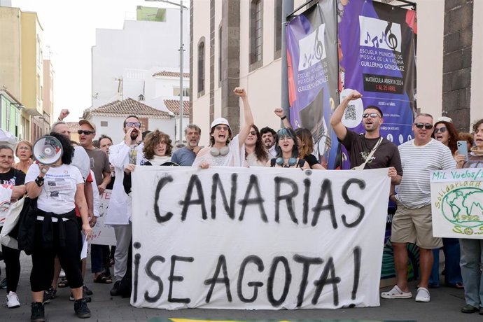 Activistas del colectivo Canarias se agota inician una huelga de hambre,  junto a la Iglesia de la Concepción en La Laguna