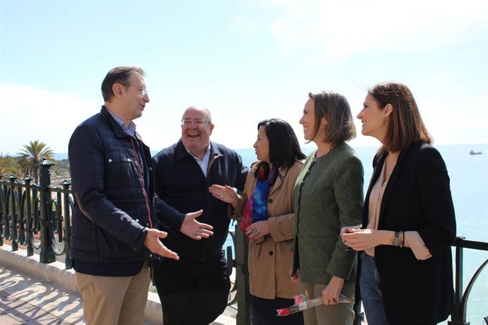 La secretaria general del PP, Cuca Gamarra, con el candidato del partido por Tarragona a las elecciones catalanas, Pere Lluís Huguet, y otros miembros de la lista