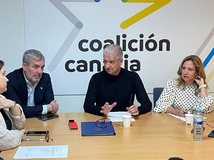 El secretario general de CC, Francisco Linares (c), en una ejecutiva de la formación