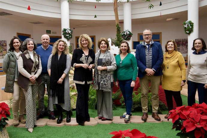 Archivo - La alcaldesa de Huelva, Pilar Miranda, en una visita a la sede de la Asociación de Familiares de Enfermos de Alzheimer y otras demencias de Huelva y provincia, AFA.