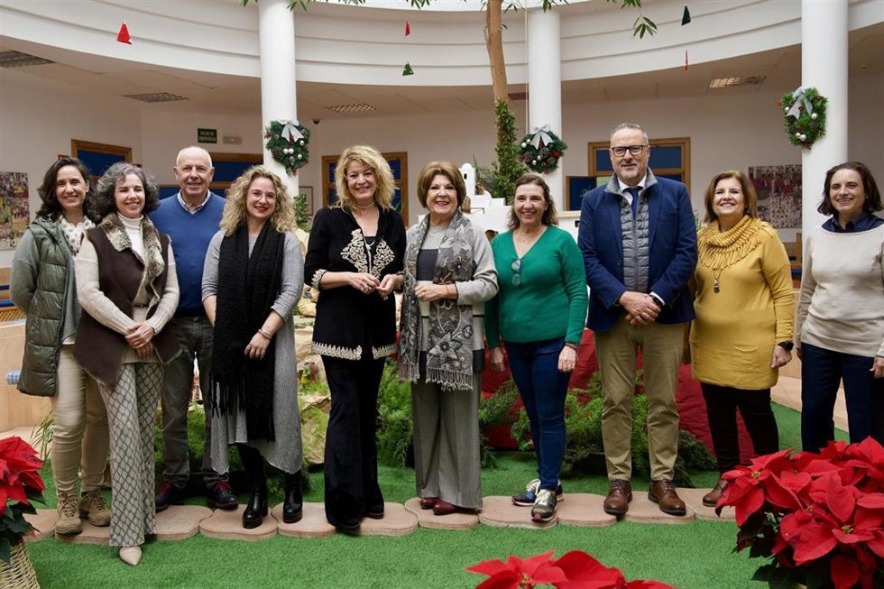 Archivo - La alcaldesa de Huelva, Pilar Miranda, en una visita a la sede de la Asociación de Familiares de Enfermos de Alzheimer y otras demencias de Huelva y provincia, AFA.