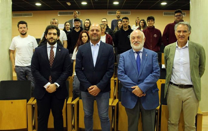Autoridades y participantes en la jornada sobre 'Ciberseguridad y Empleabilidad'.