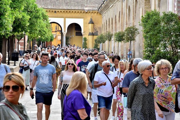 Archivo - Turistas en el Patio de los Naranjos de la Mezquita-Catedral de Córdoba.