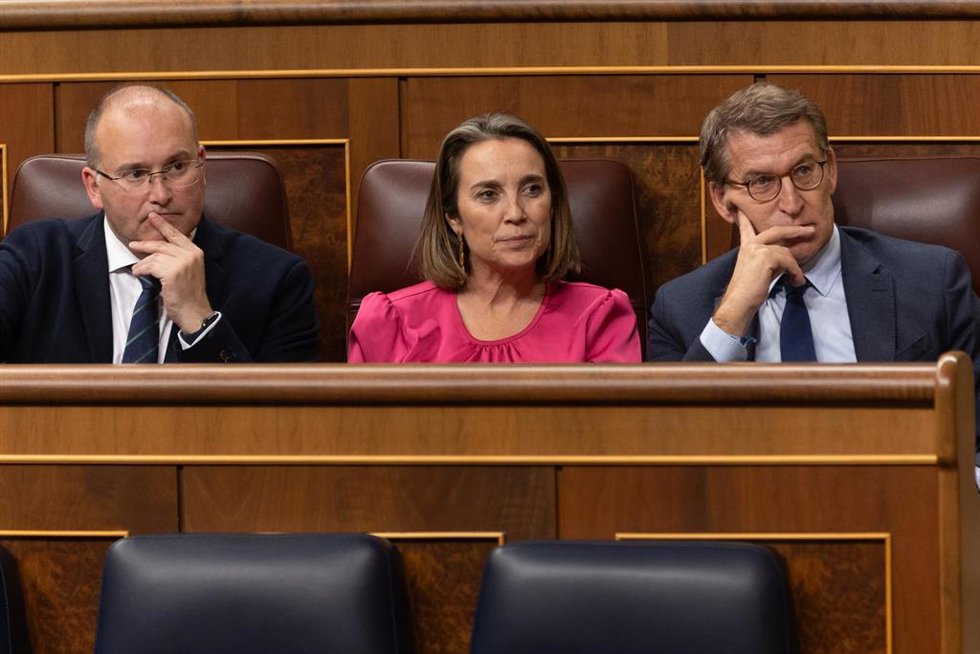 Archivo - El portavoz del PP en el Congreso, Miguel Tellado; la secretaria general del PP, Cuca Gamarra, y el presidente del PP, Alberto Núñez Feijóo, durante una sesión plenaria en el Congreso de los Diputados, a 5 de diciembre de 2023, en Madrid (Espa