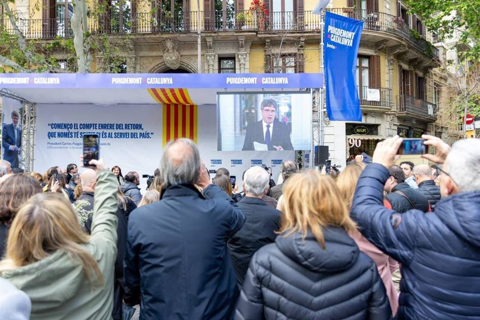 El candidato de Junts+ a las elecciones al Parlament, Carles Puigdemont, presenta telemáticamente su nuevo libro