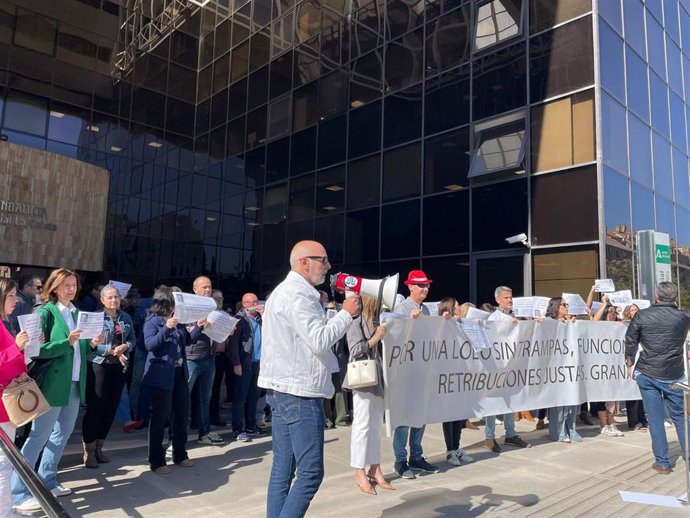 Concentración de funcionarios de justicia en Caleta