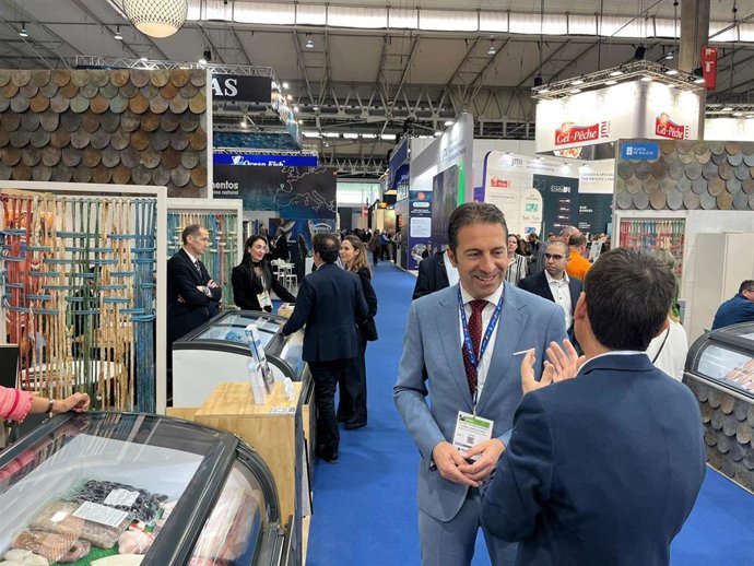 El conselleiro do Mar, Alfonso Villares, visita la Seafood Global Expo de Barcelona.