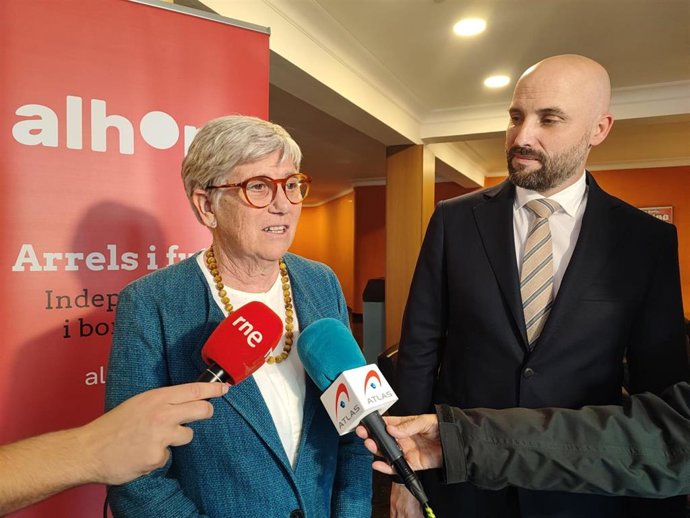 La candidata de Alhora a las elecciones catalanas, Clara Ponsatí, y el número 2 de la lista, Jordi Graupera