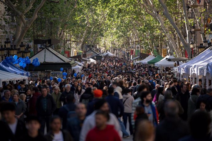 Decenas de personas en la Rambla durante el día de Sant Jordi 2024, a 23 de abril de 2024, en Barcelona, Catalunya (España). Barcelona acoge como cada año la festividad de Sant Jordi y engalana la ciudad de rosas rojas. Además, la actividad principal del 