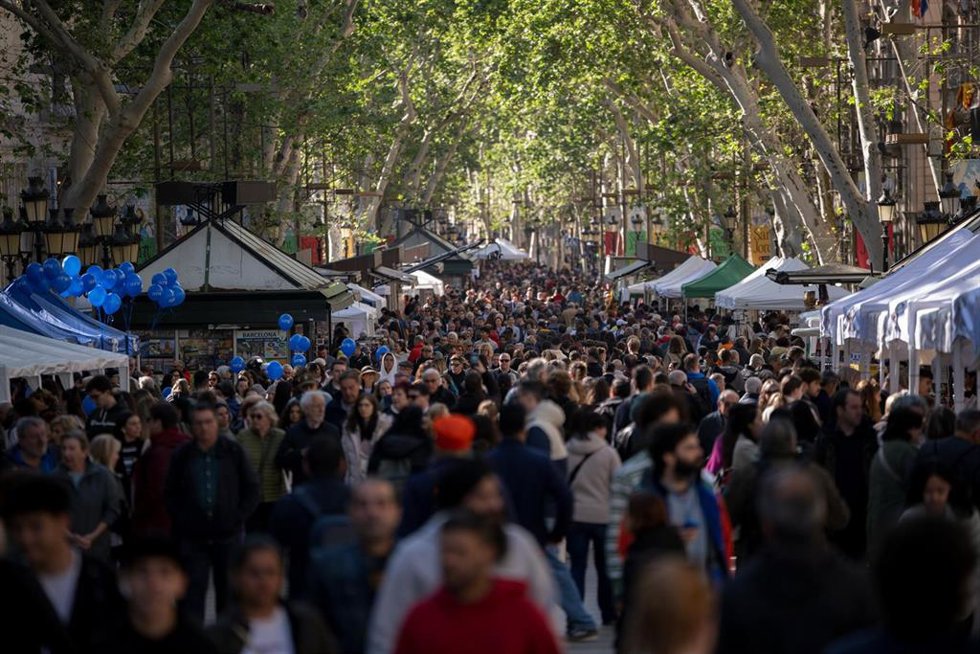 Decenas de personas en la Rambla durante el día de Sant Jordi 2024, a 23 de abril de 2024, en Barcelona, Catalunya (España). Barcelona acoge como cada año la festividad de Sant Jordi y engalana la ciudad de rosas rojas. Además, la actividad principal de
