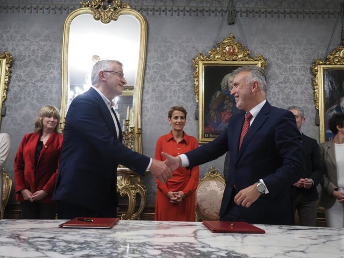 El ministro de Política Territorial y Memoria Democrática, Ángel Víctor Torres, y el vicepresidente primero del Gobierno de Navarra, Félix Taberna, se estrechan la mano ante la presidenta del Gobierno de Navarra, María Chivite.