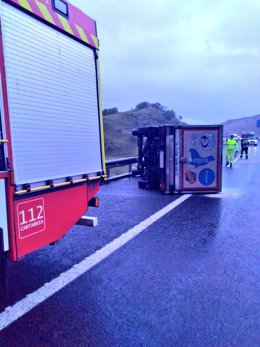 Herido leve el conductor de un camión que ha volcado en la A-67 en Cañeda