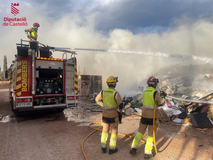 Bomberos sofocan un incendio en una planta de reciclaje en Moncofa (Castellón)