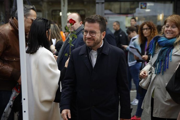 El presidente de la Generalitat, Pere Aragons, durante su paseo por las paradas de libros y rosas, en el paseo de Grcia, a 23 de abril de 2024, en Barcelona, Catalunya (España). Aragons y Garriga han salido a las calles de Barcelona con motivo de la 