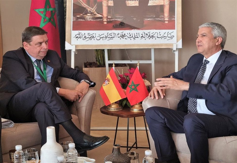 El ministro de Agricultura, Pesca y Alimentación, Luis Planas (i), y el ministro de Agricultura, Pesca Marítima, Desarrollo Rural y Agua y Bosques de Marruecos, Mohammed Sadiki (d).