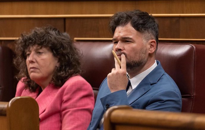 La diputada de ERC Teresa Jordà y el portavoz de ERC en el Congreso, Gabriel Rufián, durante una sesión plenaria, en el Congreso de los Diputados, a 10 de abril de 2024, en Madrid (España).