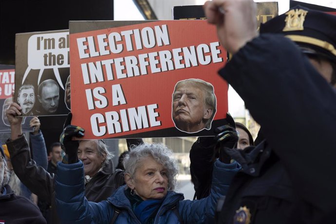 April 22, 2024, New York, New York, USA: Court officers move anti-Trump protesters with the activist group Rise & Resist outside the Manhattan Criminal Courthouse while opening statements are expected in the courtroom at the Trump hush money trial. The ca