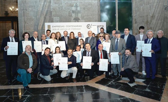 Cámara Valencia ha entregado en la tarde de este martes los diplomas concedidos por la entidad a una veintena de empresas centenarias por su "contribución a crear riqueza" para la Comunitat Valenciana