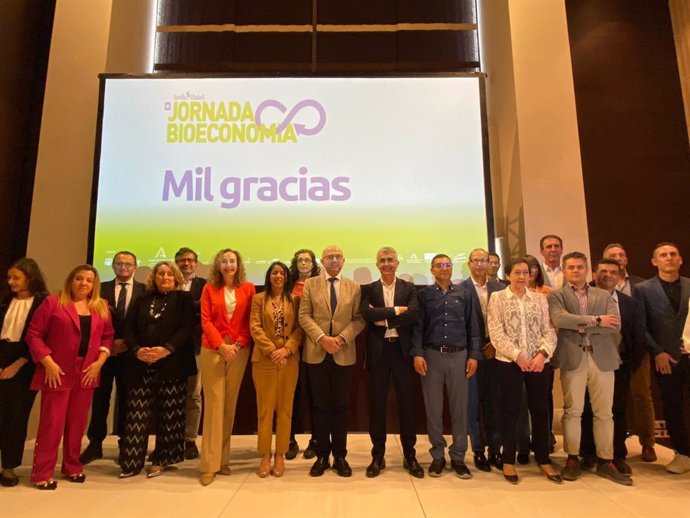 Foto de familia de los participantes en la jornada sobre bioeconomía organizada por Cajamar en Sevilla.