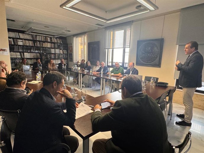 El alcalde de Jaén, Agustín González, se ha reunido con los integrantes de la Mesa de la Construcción.