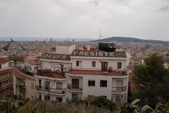 Archivo - El edificio okupado 'Los Blokes Fantasma', a 18 de mayo de 2023, en Barcelona.