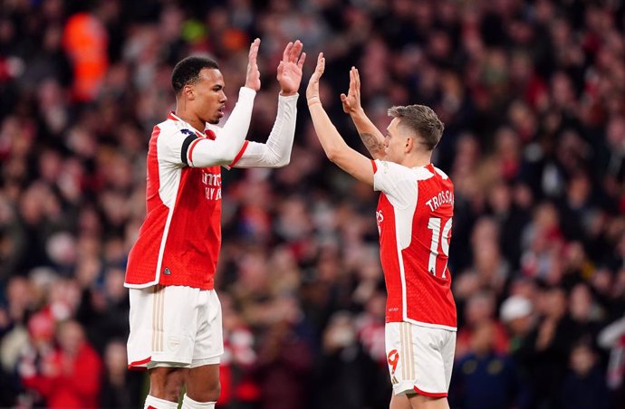 23 April 2024, United Kingdom, London: Arsenal's Leandro Trossard celebrates scoring their side's first goal of the game with team-mate Gabriel (L) during the English Premier League soccer match between Arsenal and Chelsea at the Emirates Stadium. Photo: 