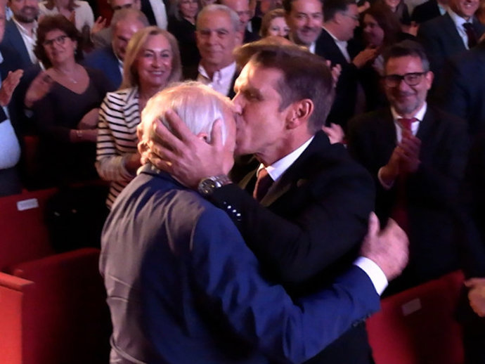Manuel Benítez recibe un beso en la frente de su hijo, Manuel Díaz 'El Cordobés'.