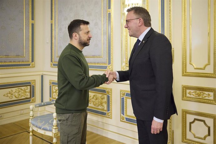 El presidente de Ucrania, Volodimir Zelenski (izquierda), y el ministro de Industria, Negocios y Asuntos Financieros de Dinamarca, Morten Bodskov