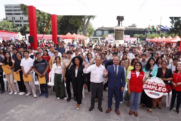 Feria del Empleo organizada por el Ministerio de Trabajo y Promoción del Empleo (MTPE), conjuntamente con el Congreso de la República, en la Plaza Bolívar.