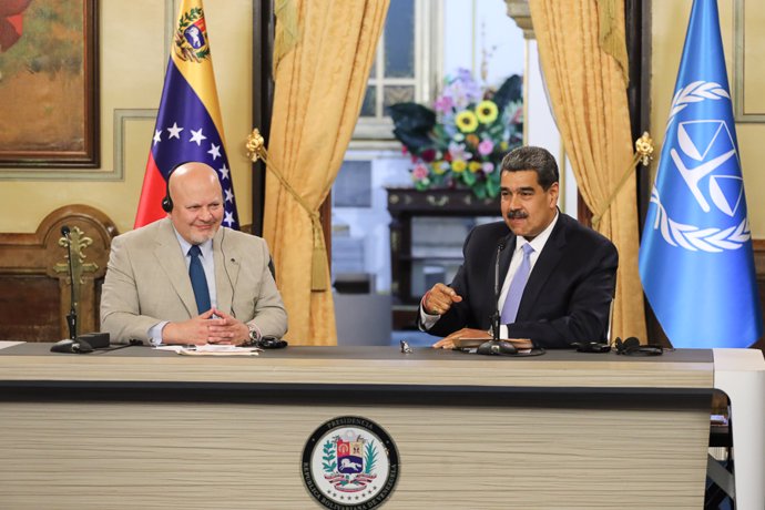 El fiscal jefe del Tribunal Penal Internacional (TPI), Karim Khan, y el presidente de Venezuela, Nicolás Maduro