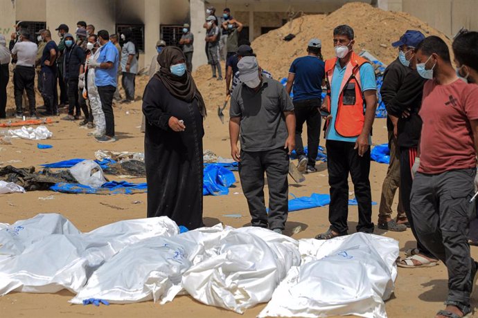 Trabajadores desentierran cadáveres hallados en una fosa común juto al Hospital Nasser de la ciudad de Jan Yunis, en el sur de la Franja de Gaza