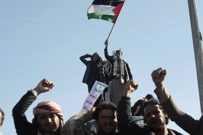 Archivo - January 26, 2024, Sanaa, Sanaa, Yemen: Protesters supporting the Houthis hold Palestine flag during a rally against the U.S.-led strikes on Houthi targets. Yemeni Houthi launched a ballistic missile on Friday aimed at a U.S. warship patrolling t