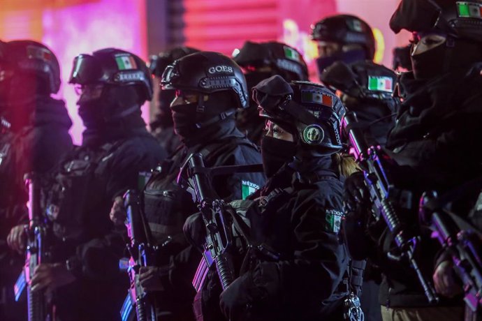 Archivo - Policías de México