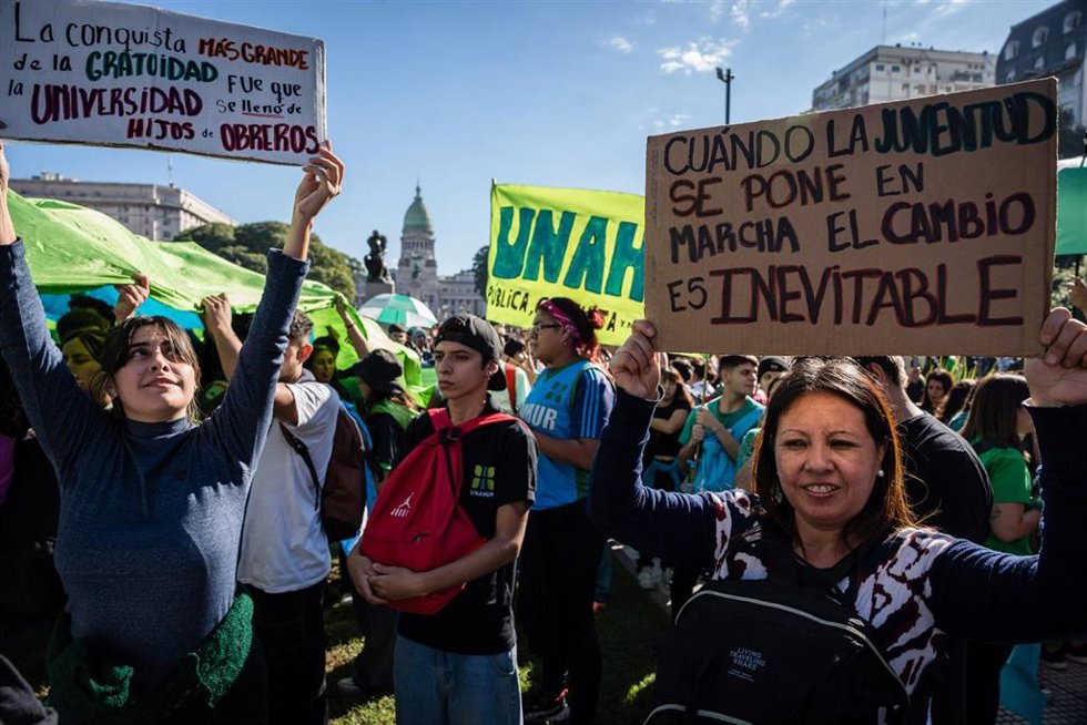 Manifestantes en favor de la universidad pública argentina