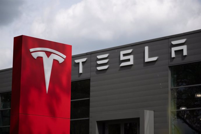 23 April 2024, Berlin: The Tesla logo pictured on a car dealership. The car manufacturer Tesla presents its business figures for the past quarter after a decline in deliveries. Photo: Sebastian Christoph Gollnow/dpa