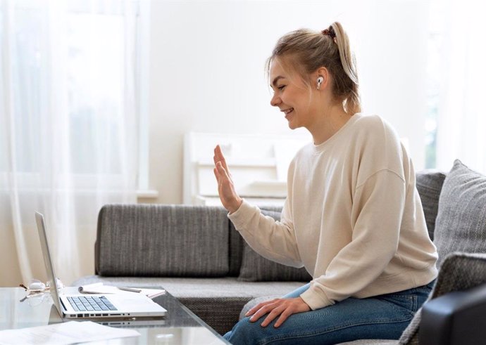 Mujer recibiendo terapia de psicología