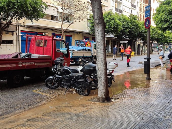 Acumulaciones de agua en la calle Ramón y Cajal por la ruptura de una tubería.