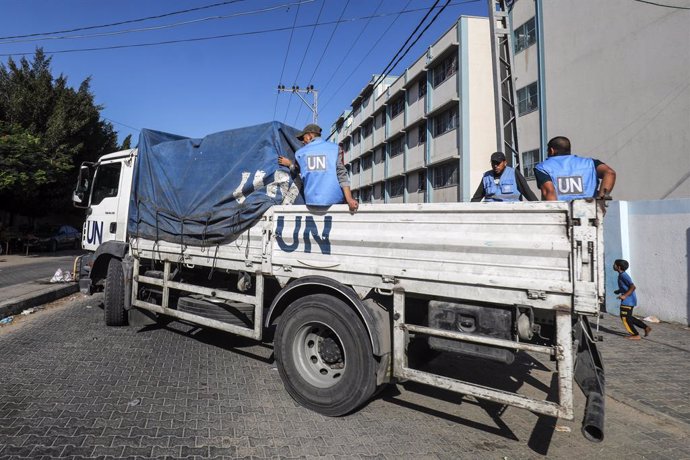 Archivo - Un camión lleva alimentos a una escuela de la Agencia de Naciones Unidas para los Refugiados Palestinos en Oriente Próximo (UNRWA) en la ciudad de Rafá, en el sur de la Franja de Gaza (archivo)