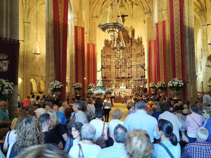 Archivo - Besamantos de la Virgen de la Montaña en una imagen de archivo